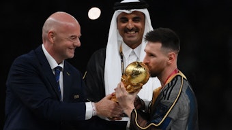 Gianni Infantino bei der Pokal-Übergabe an Argentinien-Kapitän Lionel Messi nach dem Finale der WM 2022.