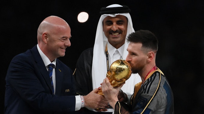 Gianni Infantino bei der Pokal-Übergabe an Argentinien-Kapitän Lionel Messi nach dem Finale der WM 2022.