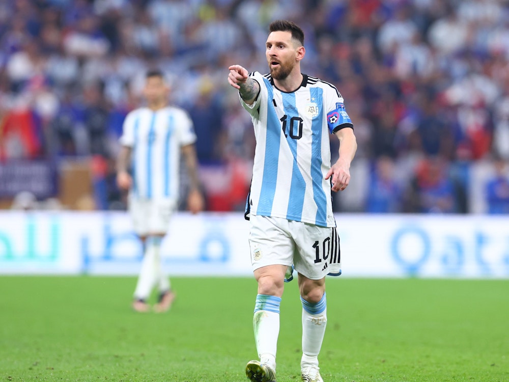 Lionel Messi gestikuliert.