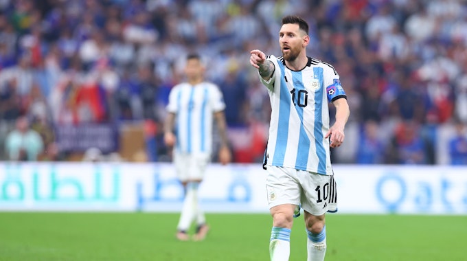 Lionel Messi gestikuliert.