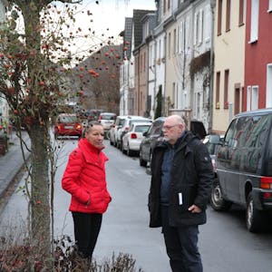 Anwohner, hier im Dezember 2022 in Siegburg, fordern eine Ausweisung der Michaelstraße auf der Siegburger Zange als verkehrsberuhigte Zone.