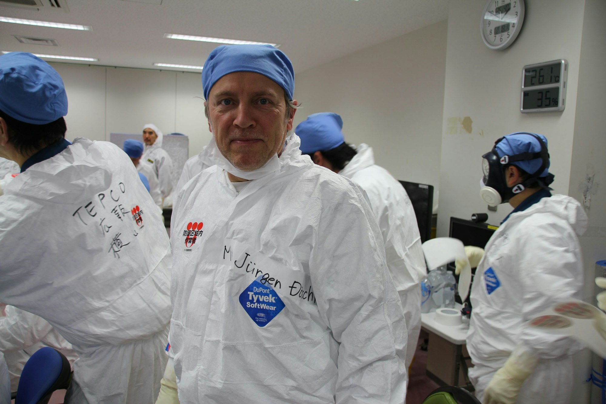 Jürgen Döschner steht in Schutzkleidung in einem Raum im japanischen Fukushima.