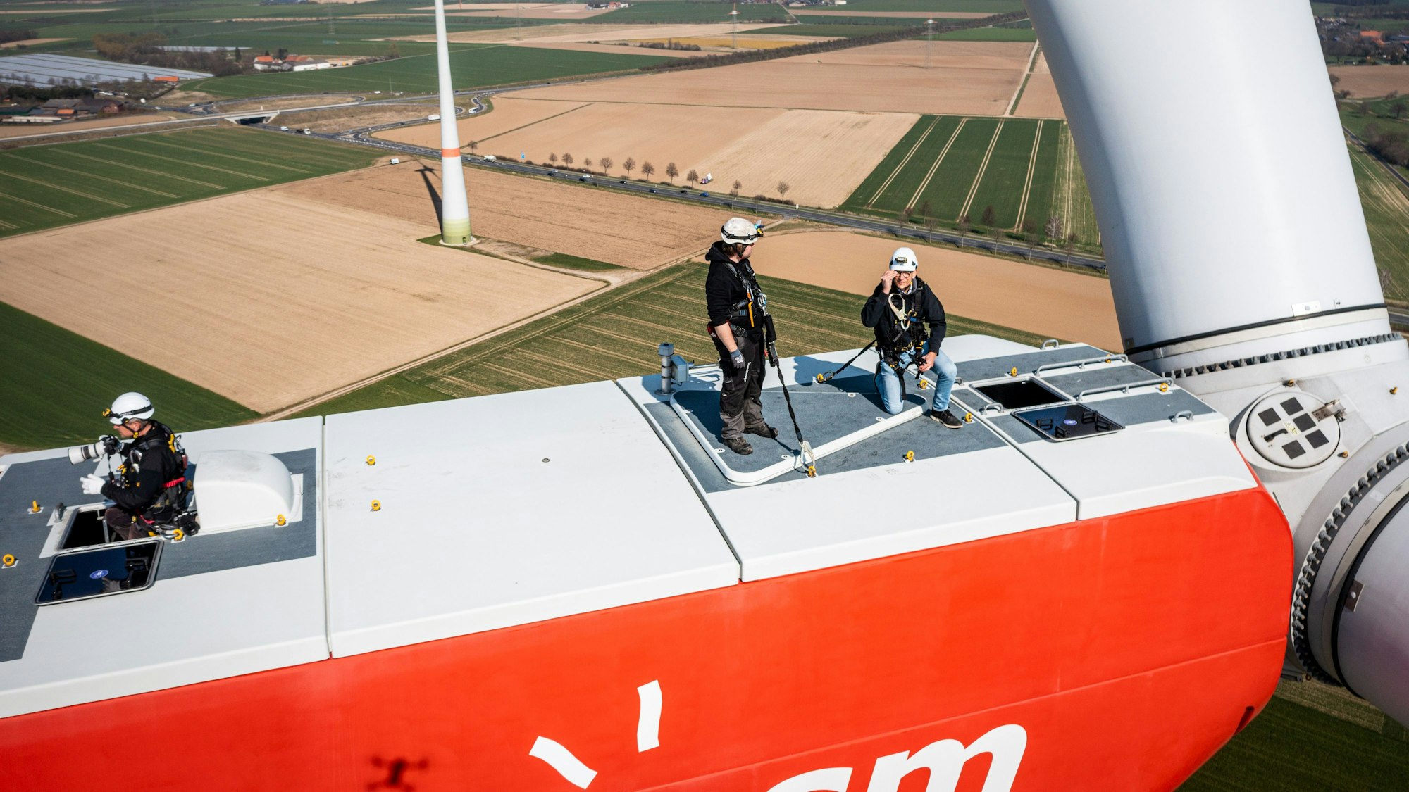Reporter Peter Berger (rechts) auf einer Windkraftanlage.