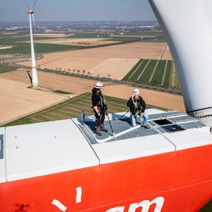 Reporter Peter Berger (rechts) auf einer Windkraftanlage.&nbsp;