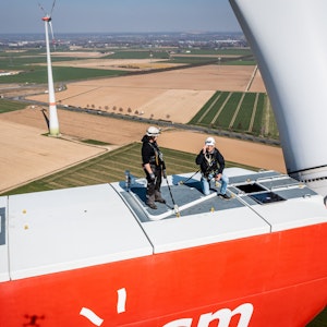 Reporter Peter Berger (rechts) auf einer Windkraftanlage.