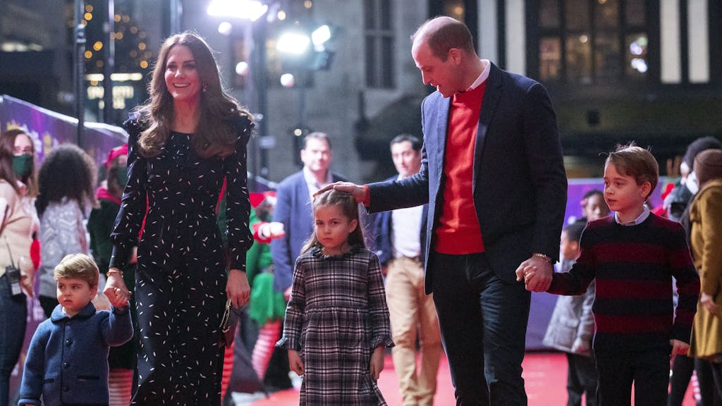Prinz William, Herzog von Cambridge, und seine Frau Kate, Herzogin von Cambridge, und ihre Kinder, Prinz Louis (l-r), Prinzessin Charlotte und Prinz George gehen auf dem roten Teppich in das Palladium-Theater.