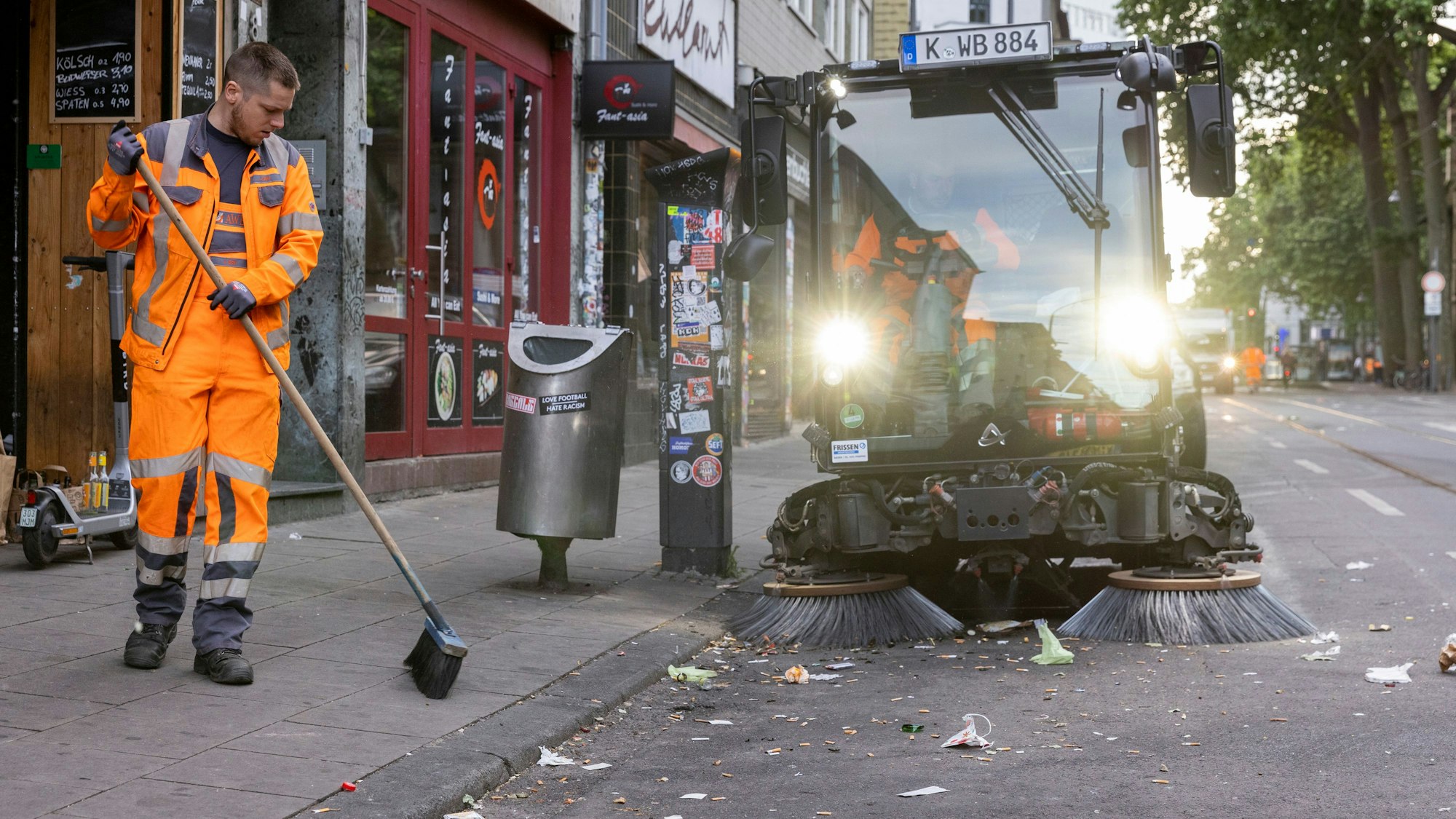 Ein AWB-Trupp beseitigt den Müll auf der Zülpicher Straße.