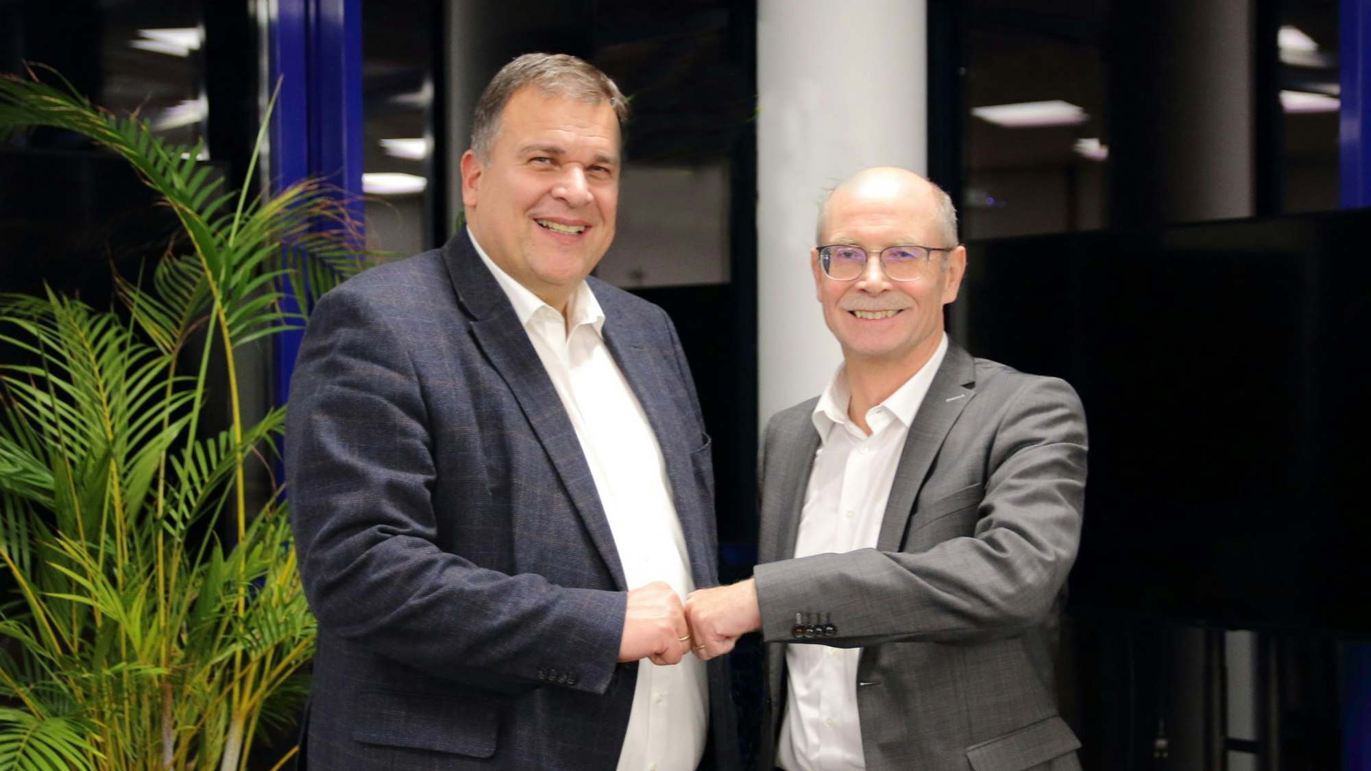 Thomas Gäde und Dieter Kesper (r.) freuen sich über den geglückten Zusammenschluss 
ihrer beiden Organisation zur gemeinsam Stiftung der Cellitinnen