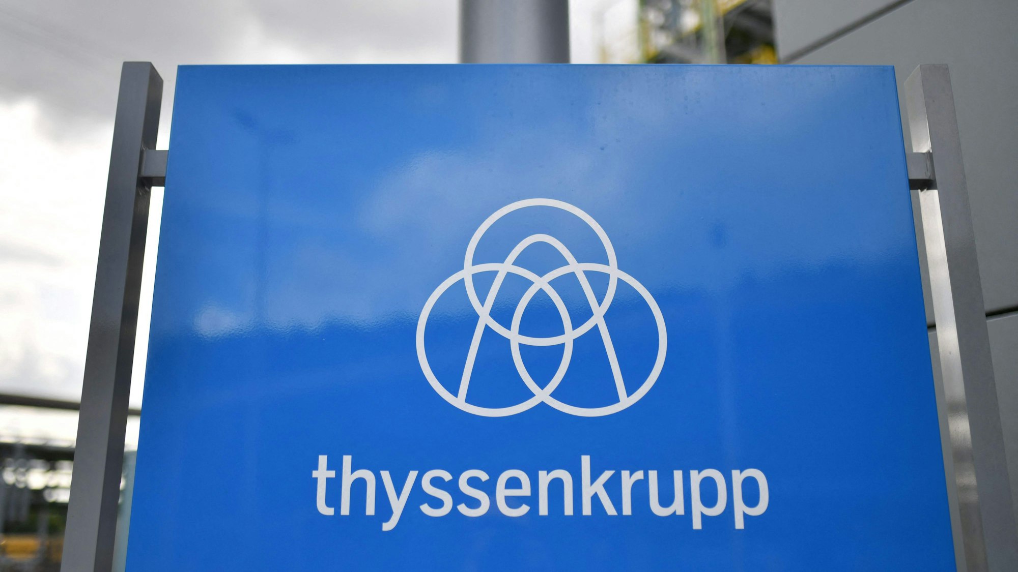 Auf einem Schild in Duisburg steht ThyssenKrupp.
