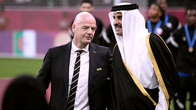 Fifa-Präsident Gianni Infantino spricht mit dem Emir von Katar.