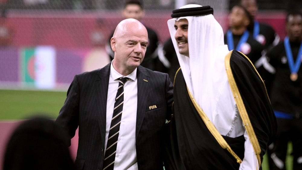 Fifa-Präsident Gianni Infantino spricht mit dem Emir von Katar.