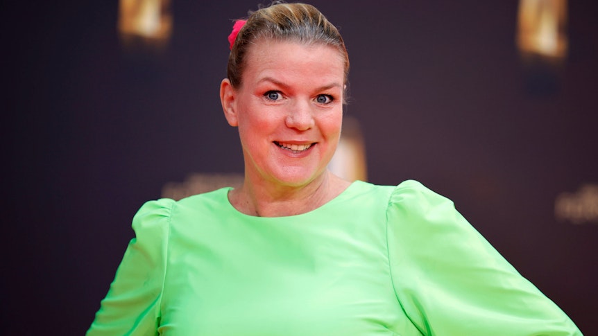 Mirja Boes bei „der Deutsche Fernsehpreis 2022“ am 14. September 2022 im grünen Dress. Eine Anspielung auf ihre Liebe zu Borussia Mönchengladbach?