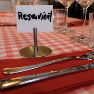Ein „Reserviert“-Schild steht auf einem Tisch in einem Restaurant.