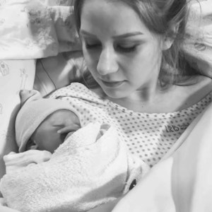Loredana Wollny liegt mit ihrem Baby im Krankenhausbett.