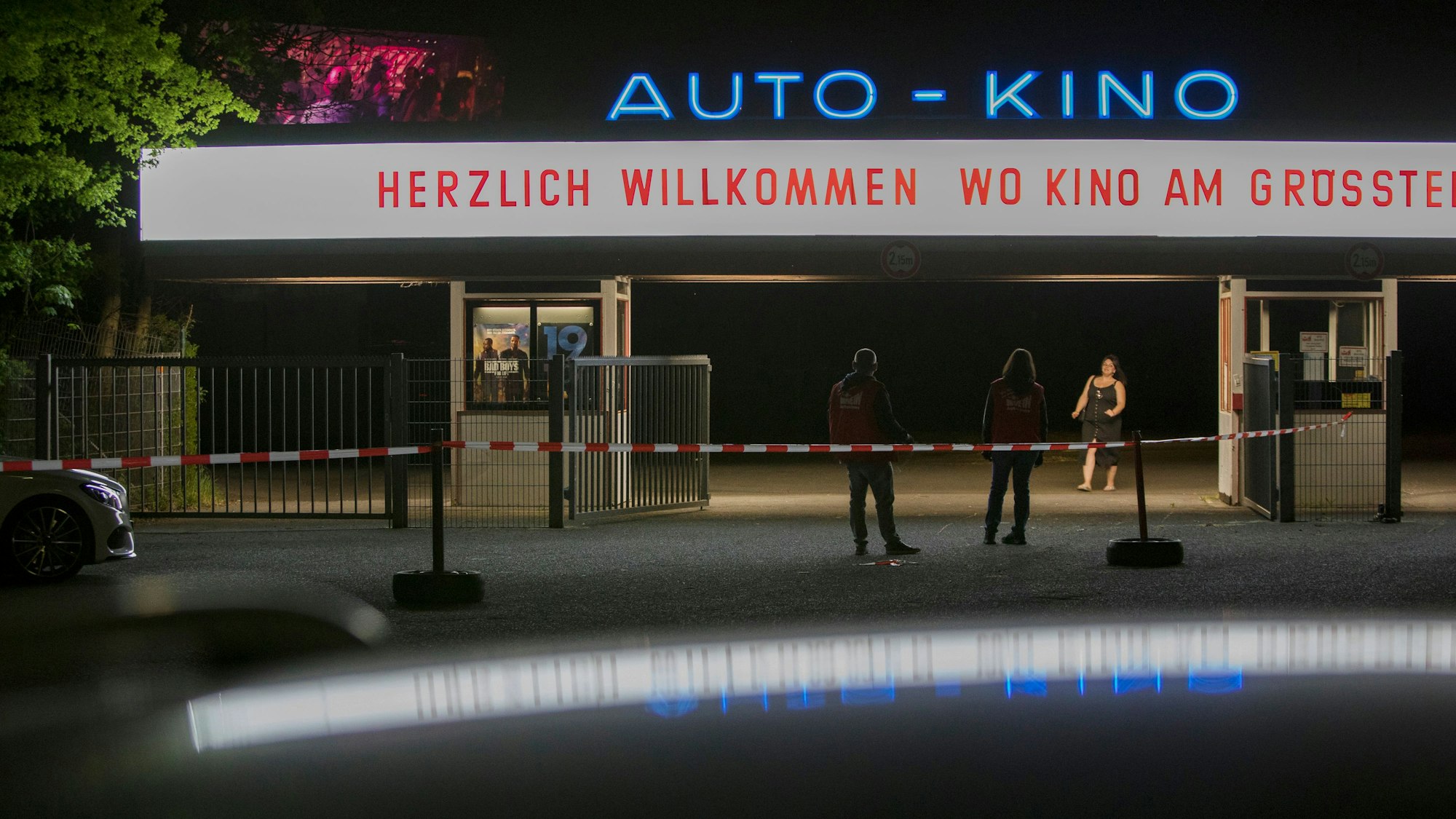 Das Foto zeigt die Einfahrt des Autokinos in Köln-Porz am Abend.