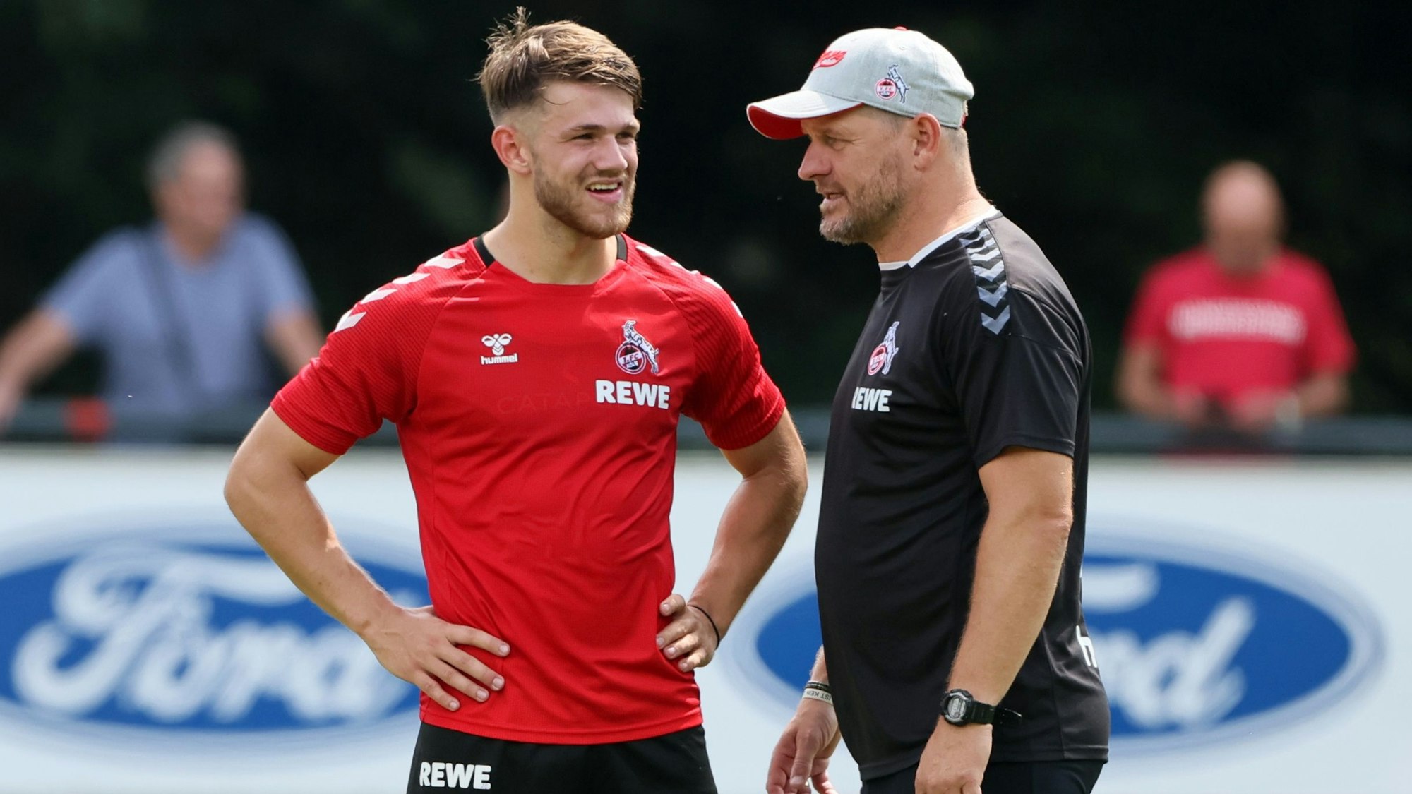 FC-Profi Jan Thielmann unterhält sich während des Trainings mit Steffen Baumgart