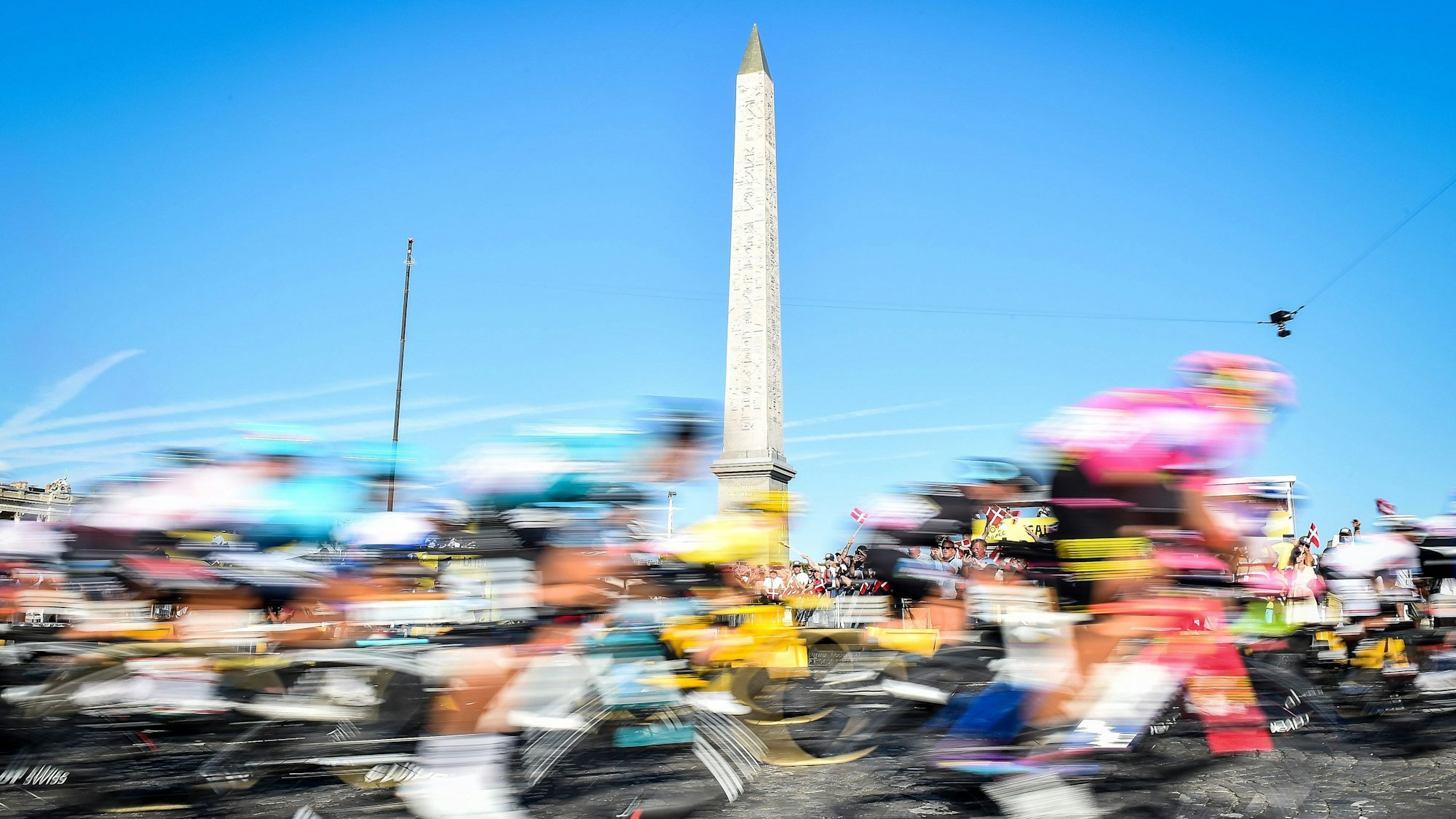 Radprofis fahren bei der Tour de France durch Paris.