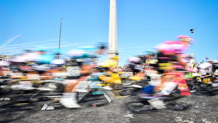 Radprofis fahren bei der Tour de France durch Paris.