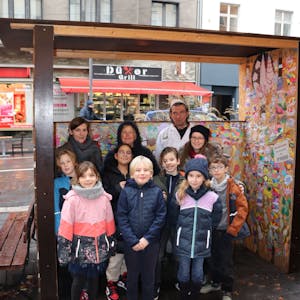 Das Bild zeigt Kinder vor einer Wunschkrippe und Bäckermeister Reiner Hütten.