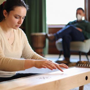 Musiktherapeutin Esra Mutlu spielt auf einem Monochord
