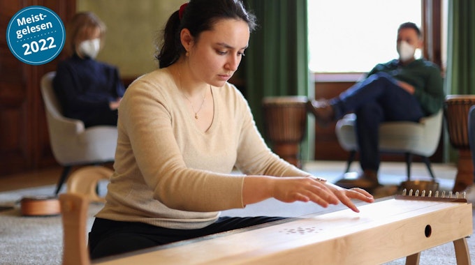 Musiktherapeutin Esra Mutlu spielt auf einem Monochord