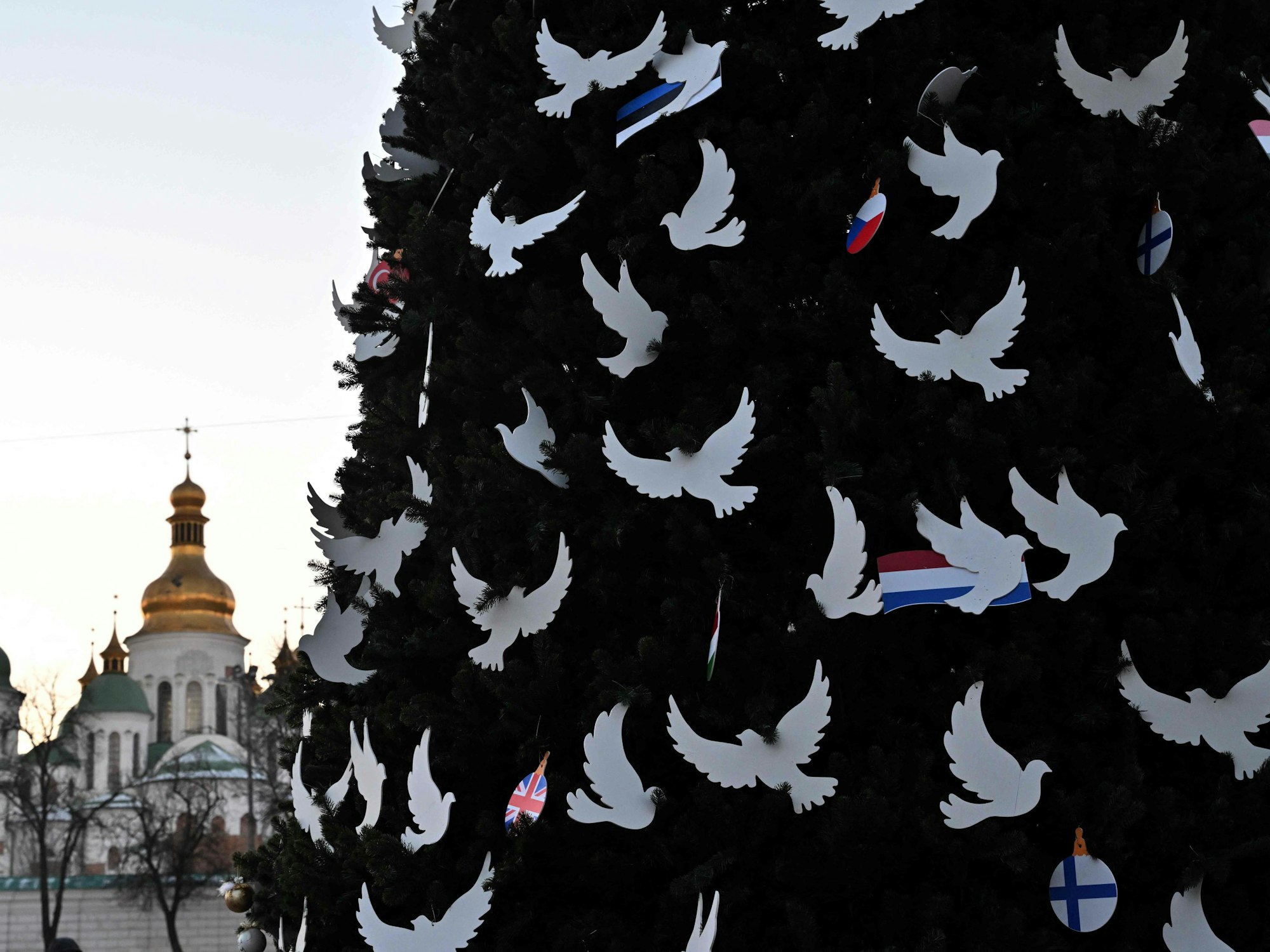Dieses Foto vom 19. Dezember 2022 zeigt den Weihnachtsbaum auf dem Sophienplatz in der ukrainischen Hauptstadt Kyjiw. Für die Ukrainerinnen und Ukrainer ist er auch ein Symbol, ein Zeichen der Hoffnung.