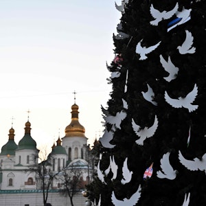 Dieses Foto vom 19. Dezember 2022 zeigt den Weihnachtsbaum auf dem Sophienplatz in der ukrainischen Hauptstadt Kyjiw. Für die Ukrainerinnen und Ukrainer ist er auch ein Symbol, ein Zeichen der Hoffnung.