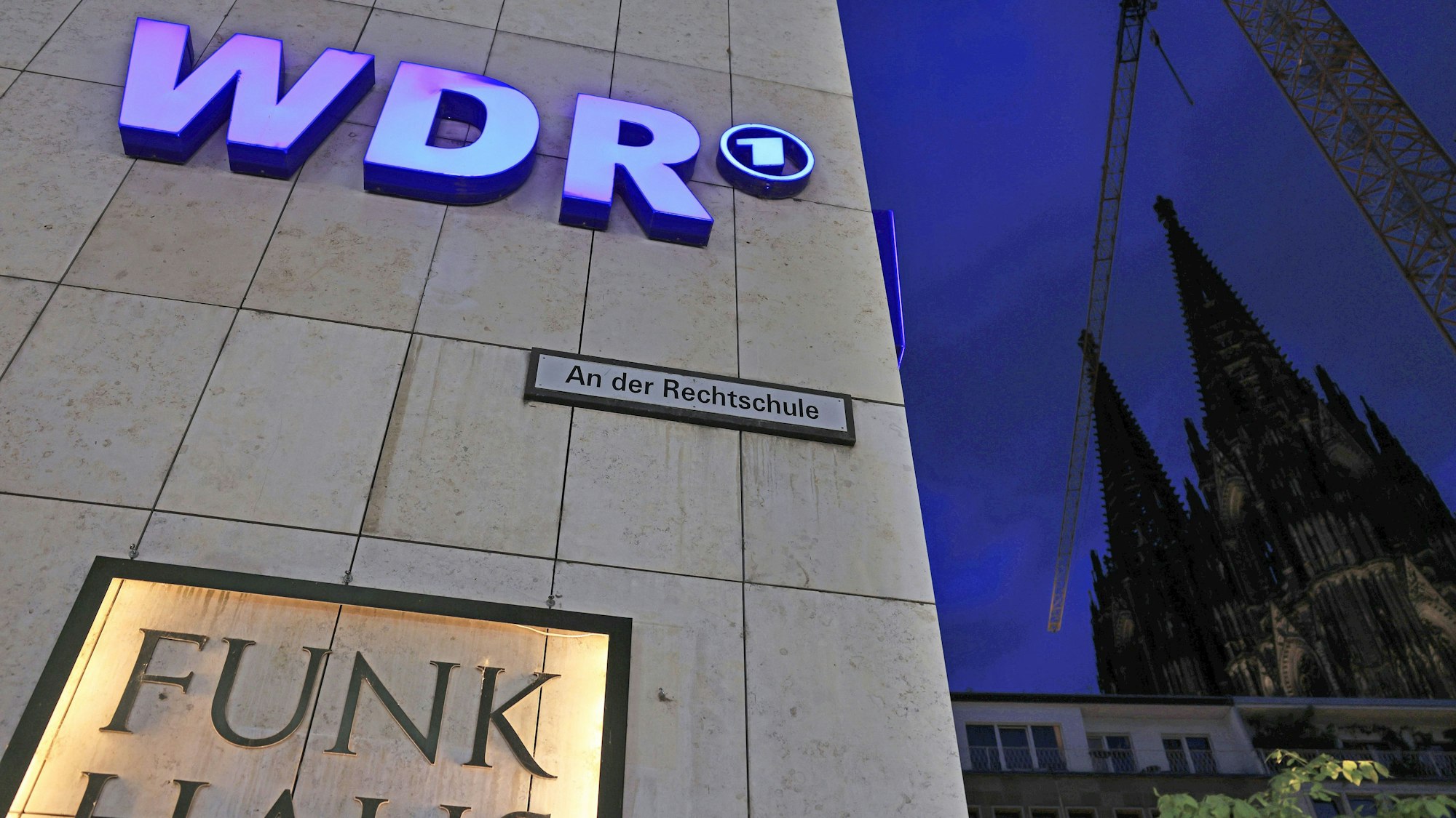 Ein Logo des WDR (Westdeutscher Rundfunk) hängt am Funkhaus Wallrafplatz.