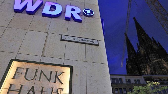Ein Logo des WDR (Westdeutscher Rundfunk) hängt am Funkhaus Wallrafplatz.&nbsp;