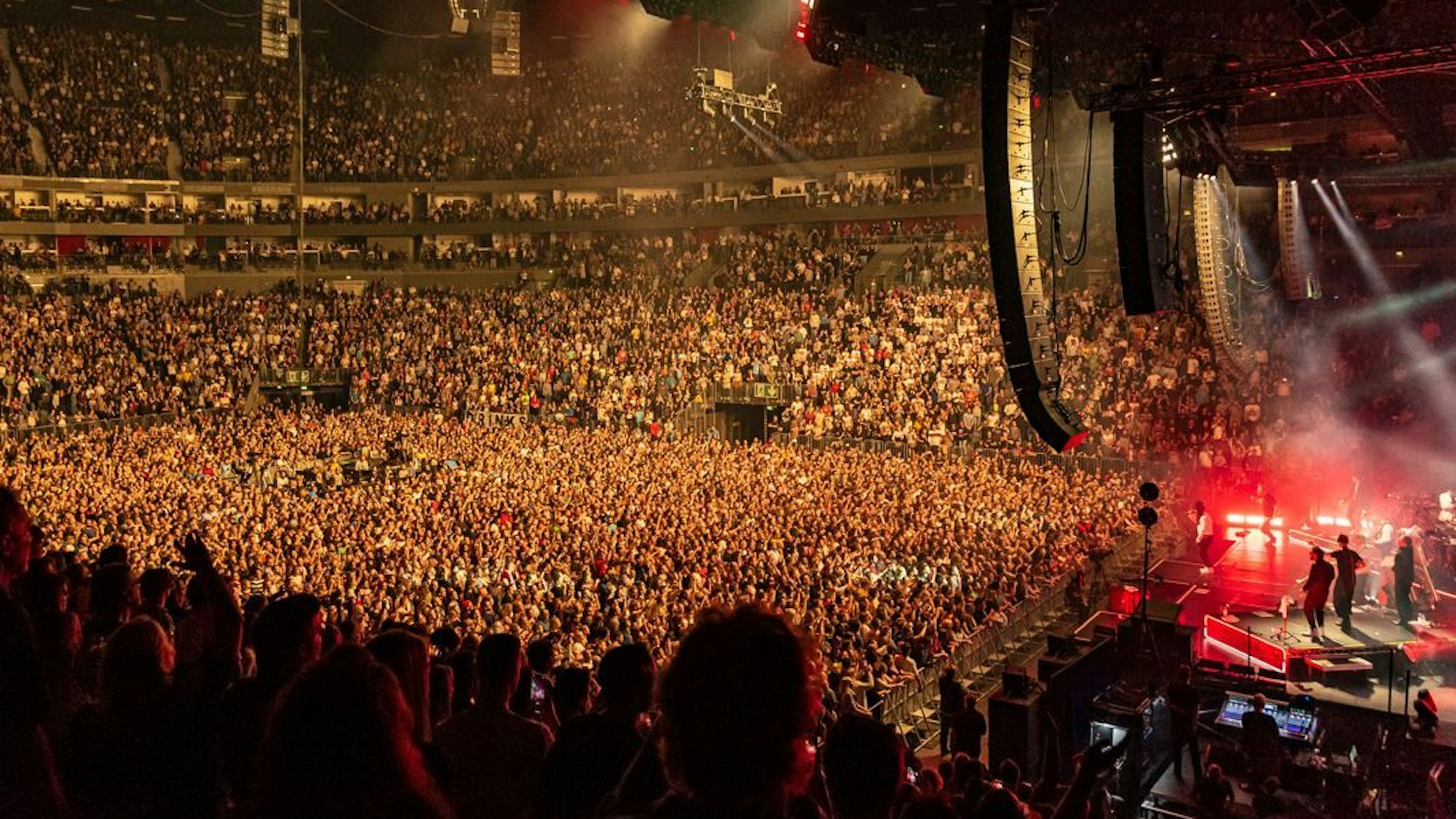 Überblick über die ganze Lanxess-Arena in Köln bei einem Auftritt von Seeed.