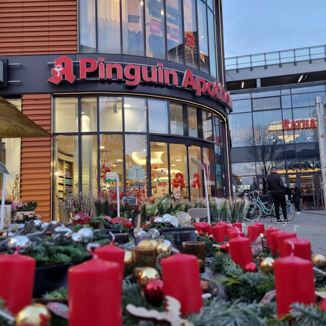 Blick auf Pinguin Apotheke in Leverkusen Wiesdorf