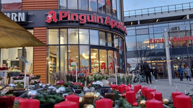 Blick auf Pinguin Apotheke in Leverkusen Wiesdorf