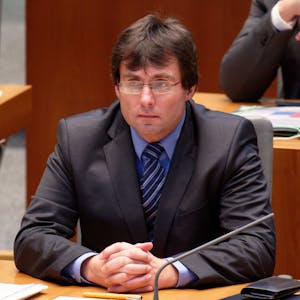 Marcus Optendrenk (CDU), Minister der Finanzen des Landes Nordrhein-Westfalen, sitzt bei einer Plenarsitzung des NRW-Landtags zum Landeshaushalts für 2023 an seinem Platz.&nbsp;