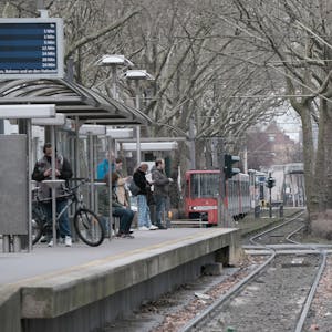 Eine KVB-Stadtbahn der Linie 18 fährt an der Haltestelle Arnulfstraße ein.
