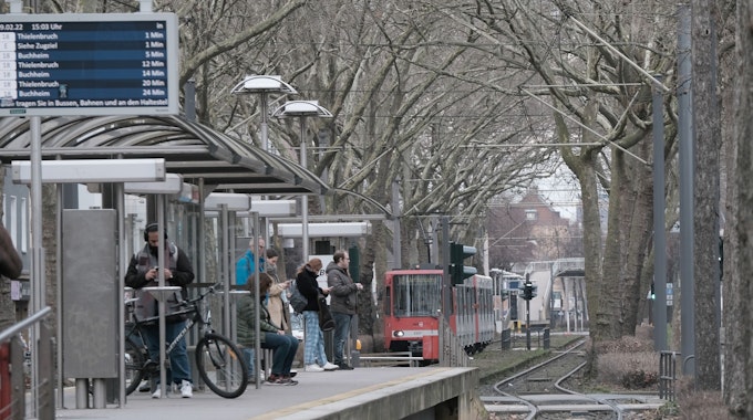 Eine KVB-Stadtbahn der Linie 18 fährt an der Haltestelle Arnulfstraße ein.