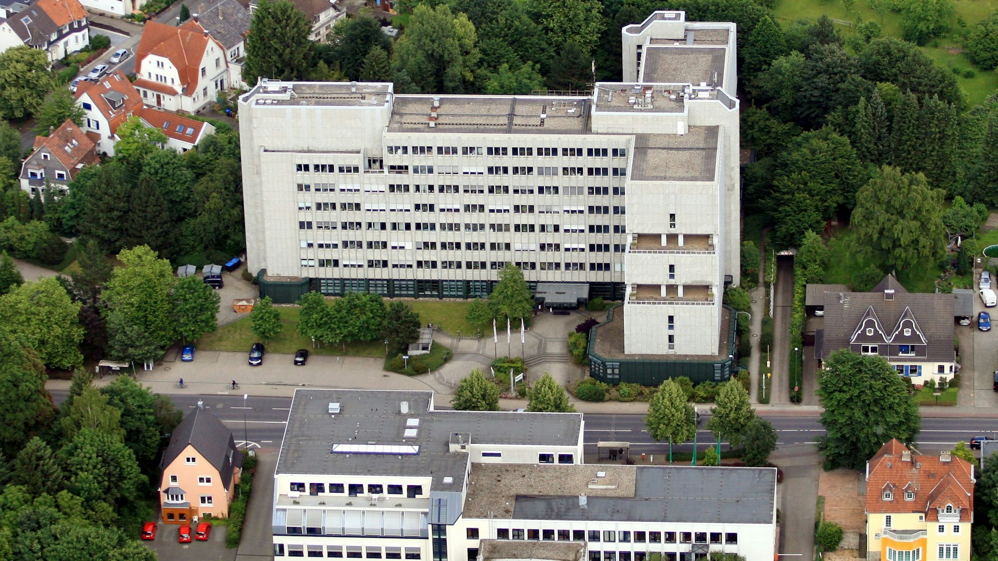 Luftbild des AOK-Gebäudes an der Bensberger Straße in Bergisch Gladbach.