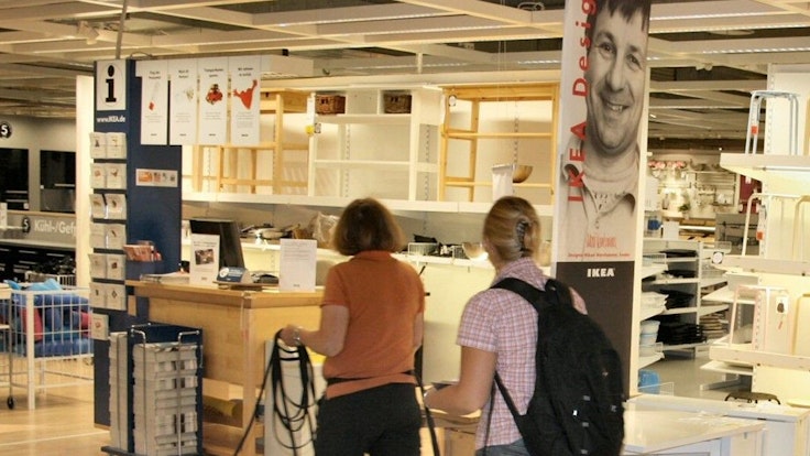 Kundinnen und Kunden in einer Ikea-Filiale.