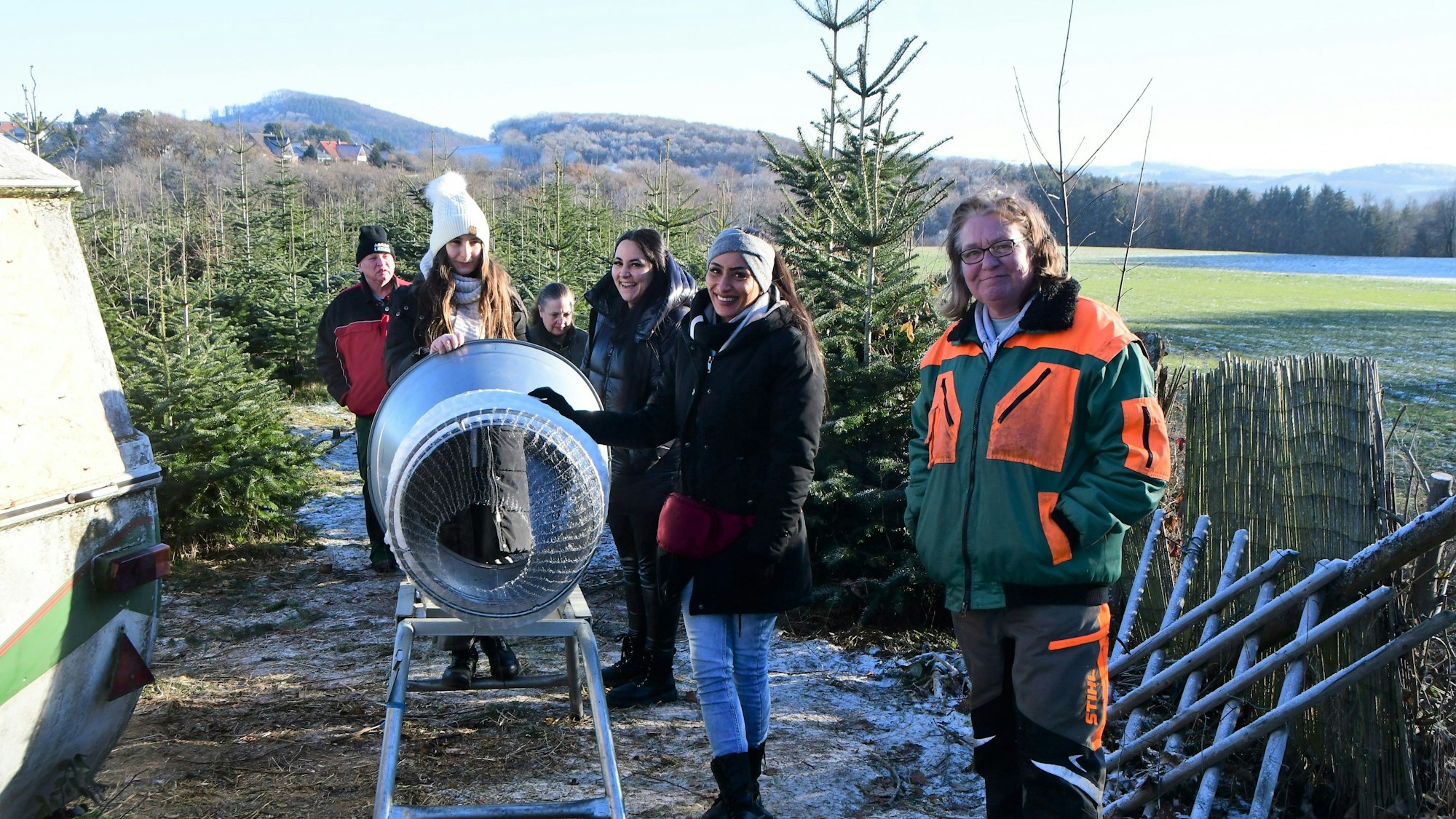 Der Weihnachtsbaumverkauf ist echte Familiensache, denn auch die Töchter und die Enkelkinder von Helene Schmidt (r.) helfen wie hier im Dezember 2022 an der Verkaufsstelle in Wald.
