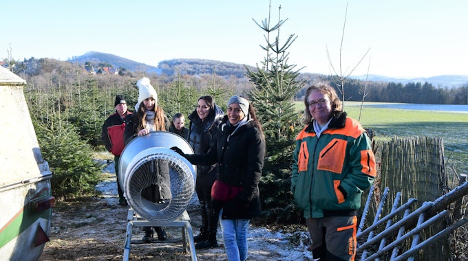 Der Weihnachtsbaumverkauf ist echte Familiensache, denn auch die Töchter und die Enkelkinder von Helene Schmidt (r.) helfen wie hier im Dezember 2022 an der Verkaufsstelle in Wald.