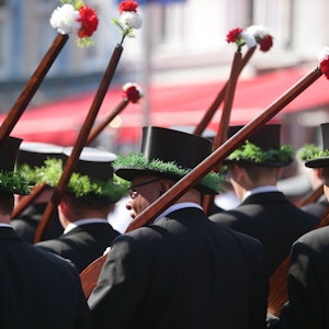 Schützen in Uniformen marschieren beim Neusser Schützenfest.