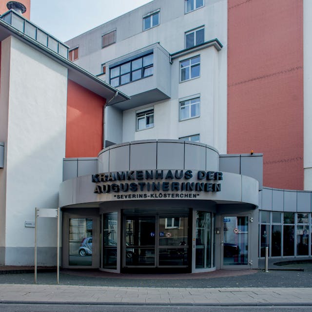 Der Eingangsbereich des Krankenhaus der Augustinerinnen „Severinsklösterchen“ in der Kölner Südstadt.