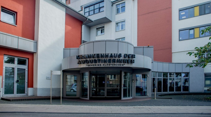 Der Eingangsbereich des Krankenhaus der Augustinerinnen „Severinsklösterchen“ in der Kölner Südstadt.