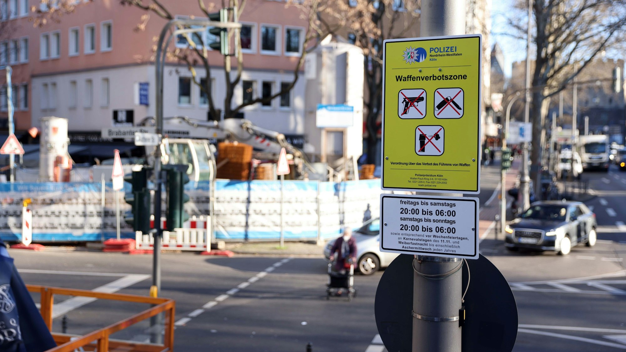 Ein gelbes Schild markiert die Waffenverbotszone auf den Kölner Ringen.