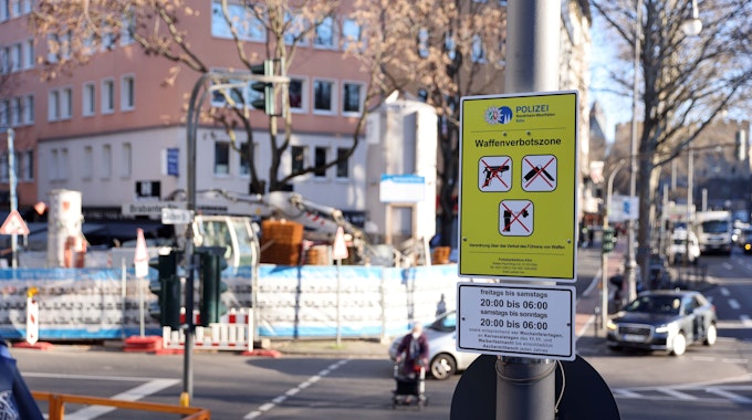 Ein gelbes Schild markiert die Waffenverbotszone auf den Kölner Ringen.