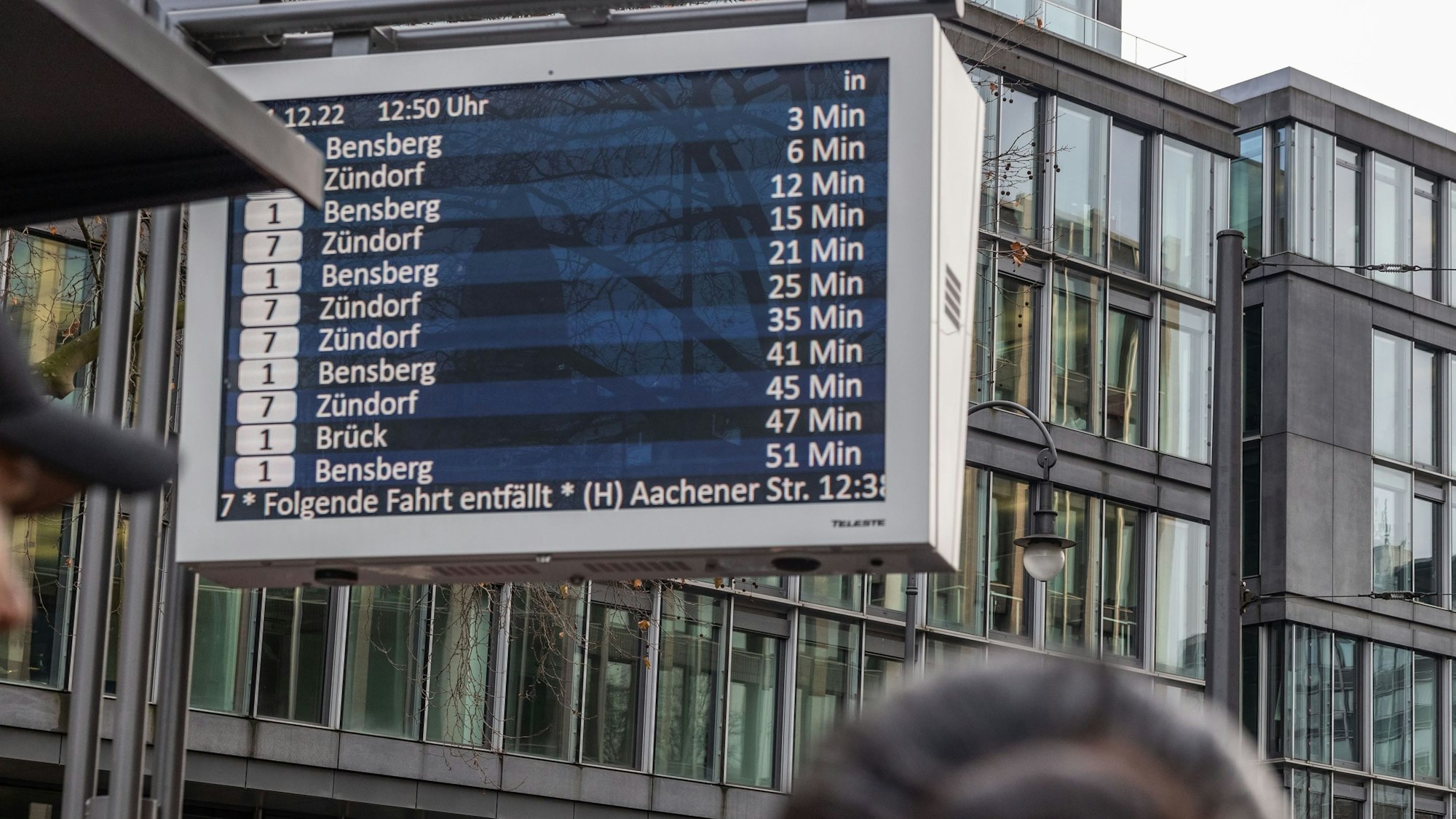 Eine Anzeige der KVB zeigt am Neumarkt die Wartezeiten auf die Kölner Stadtbahnen an.