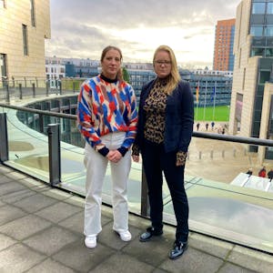 Lena Teschlade  und Lisa Kapteinat auf der Terrasse des Landtags