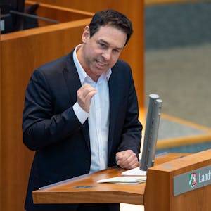 Arndt Klocke (Grüne) spricht während einer Debatte im nordrhein-westfälischen Landtag.