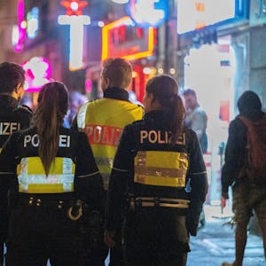Köln: Polizeieinsatz auf dem Hohenzollernring. Die Polizei ist abends auf den Partymeilen im Dauereinsatz.