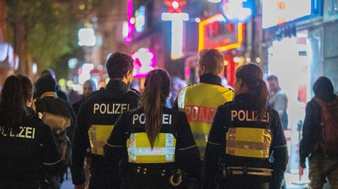 Köln: Polizeieinsatz auf dem Hohenzollernring. Die Polizei ist abends auf den Partymeilen im Dauereinsatz.