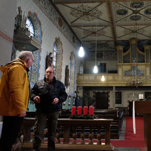 Pfarrer Erik Pühringer (l.) und der Holzheimer Kirchenvorstand Hans-Joachim Emonds in der einsturzgefährdeten Pfarrkirche St. Lambertus.